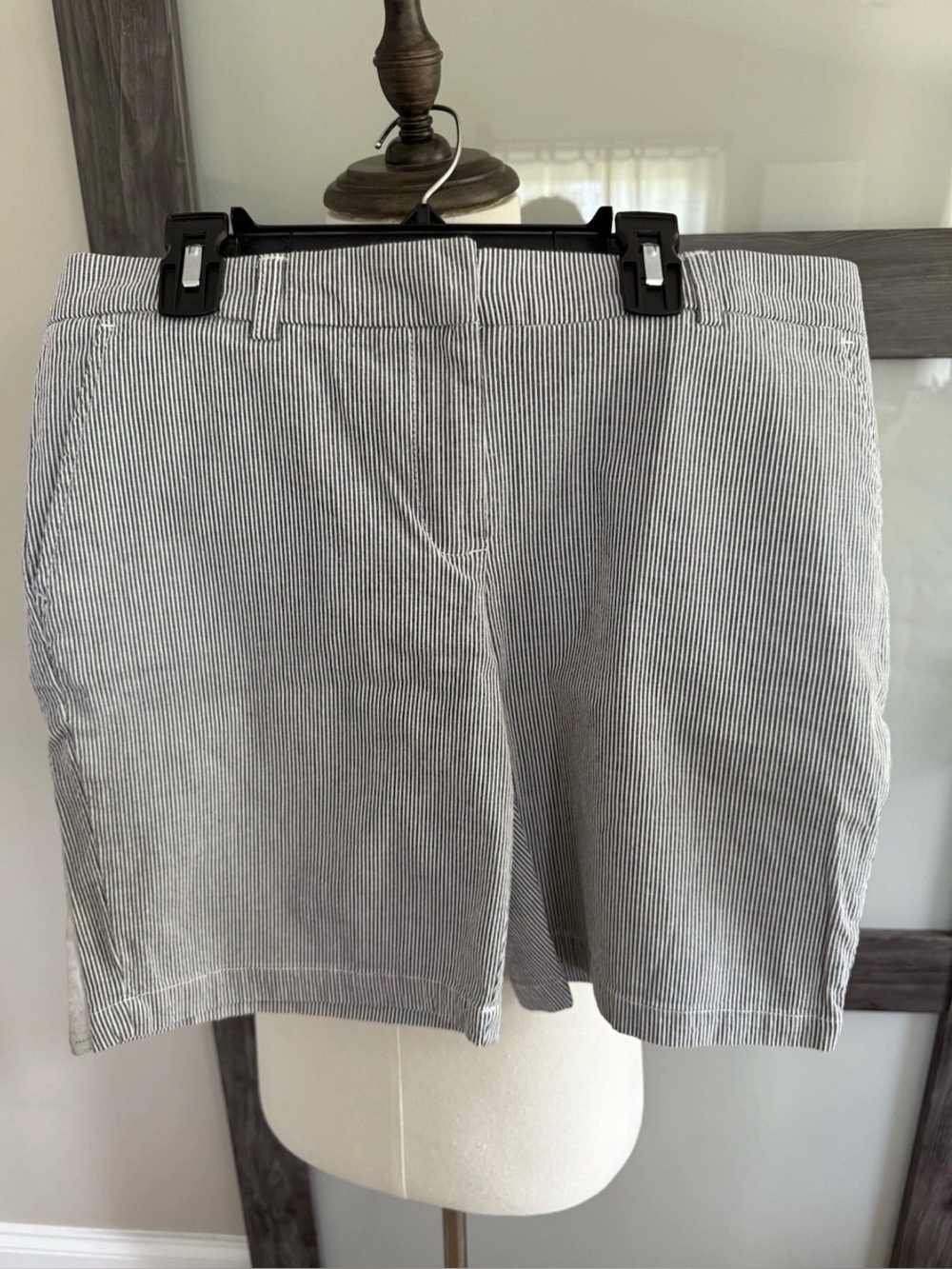 NWT Women’s Tommy Hilfiger Blue White Pin Striped Shorts Size 6